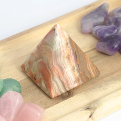 Pyramida ze zeleného onyxu 5 cm – klid, obnova a jemná ochrana