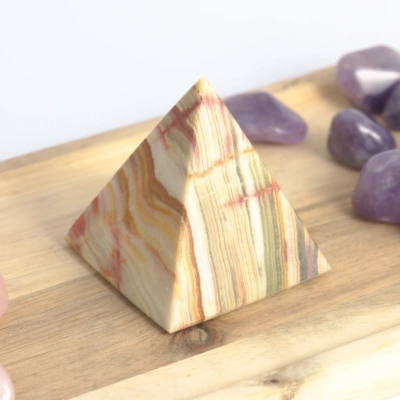 Pyramida ze zeleného onyxu 5 cm – klid, obnova a jemná ochrana