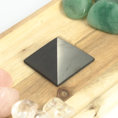 Šungitová pyramida 4 cm – Ochrana prostoru a klid mysli