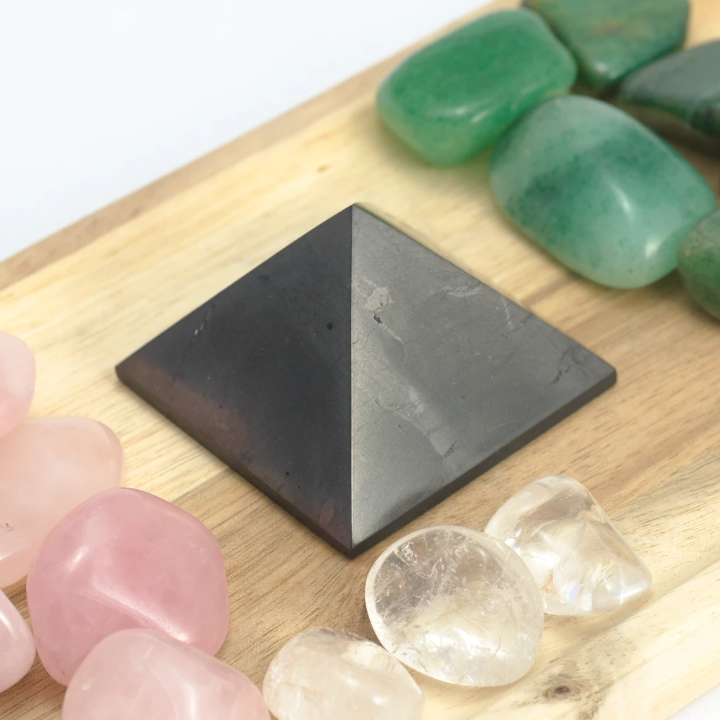 Šungitová pyramida 5 cm – Ochrana prostoru a klid mysli