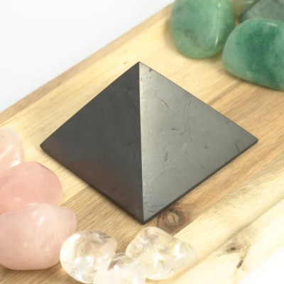 Šungitová pyramida 6 cm – Ochrana prostoru a klid mysli