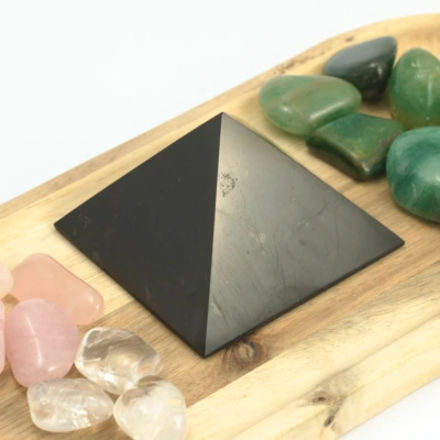 Šungitová pyramida 7 cm – Ochrana prostoru a klid mysli